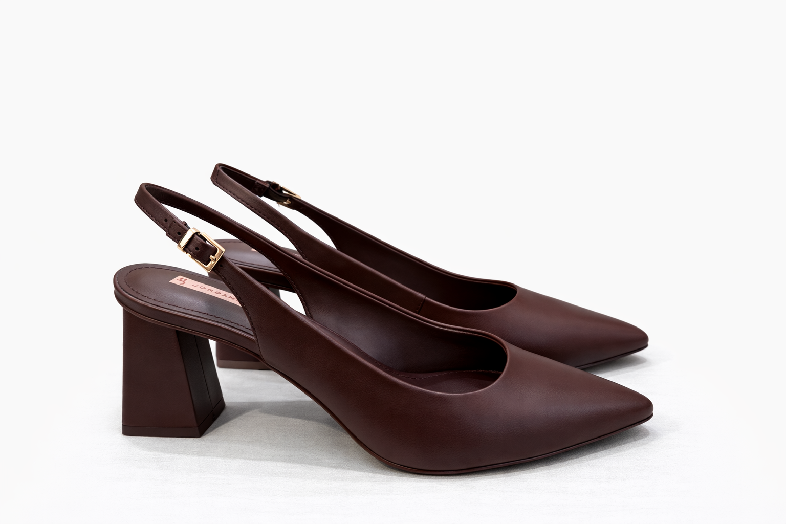 Slingback cuero marrón con taco geométrico