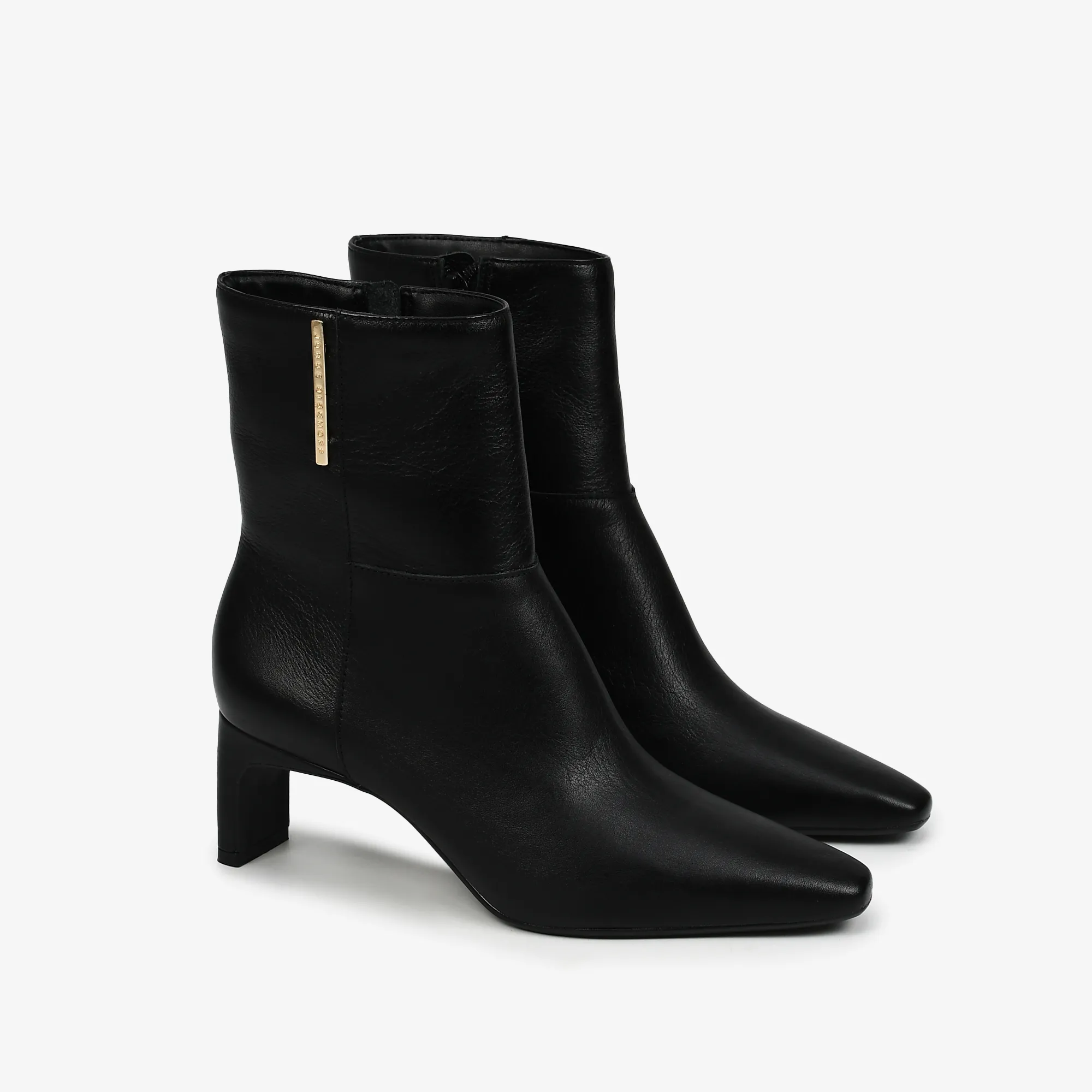 Botín cuero negro taco en barra