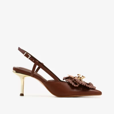 Slingback de Cuero Classy Tabaco con flor tejida en crochet